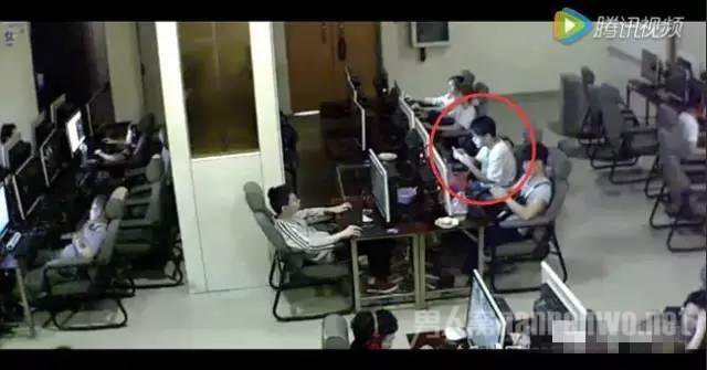 该名学生在网吧内边给手机充电边玩手机