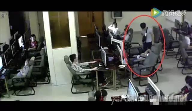 坐在触电男孩旁边的这位男生上前查看状况，并进出奔走，找人求助