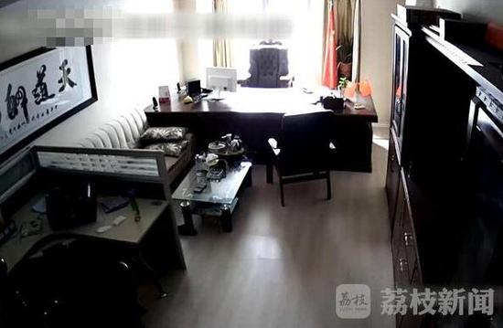 与8名女子办公室啪啪啪