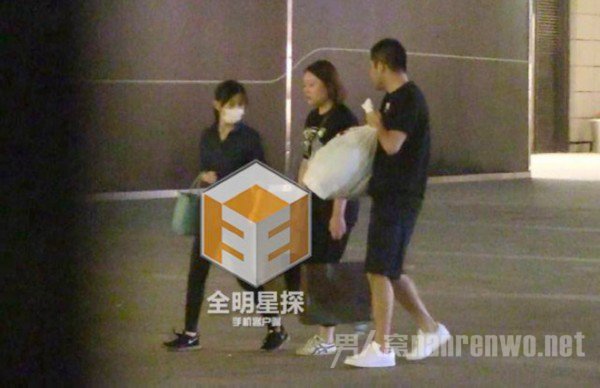 杨铭的手中多了一个超大购物袋