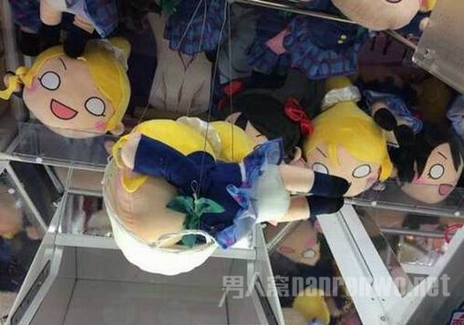 据说原先很迷夹娃娃的妹子在看见这一幕之后