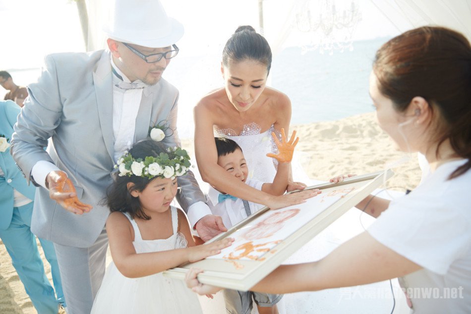 管虎梁静婚礼一对儿女当花童