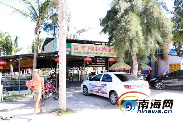 三亚市旅游委执法人员正在对游客做笔录