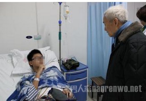 　自述遭男护士“教训”