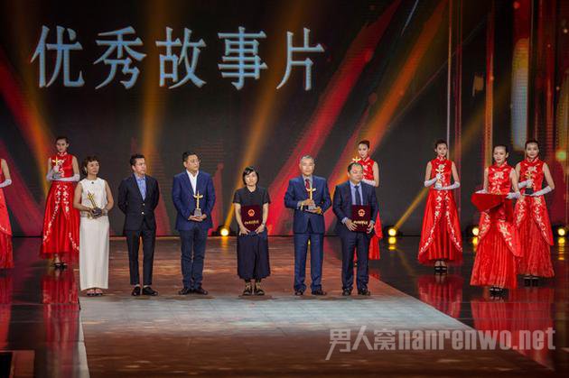 《亲爱的》的监制许月珍代表剧组上台领奖