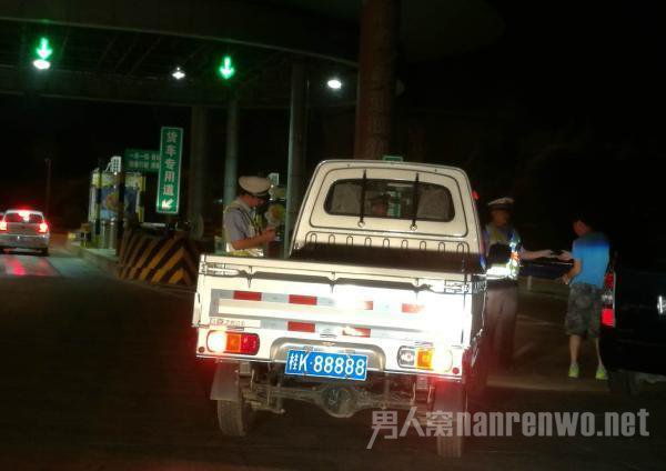 男子百万购88888车牌挂3万小货车上 