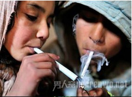 陕西90后情侣沉溺毒品被抓