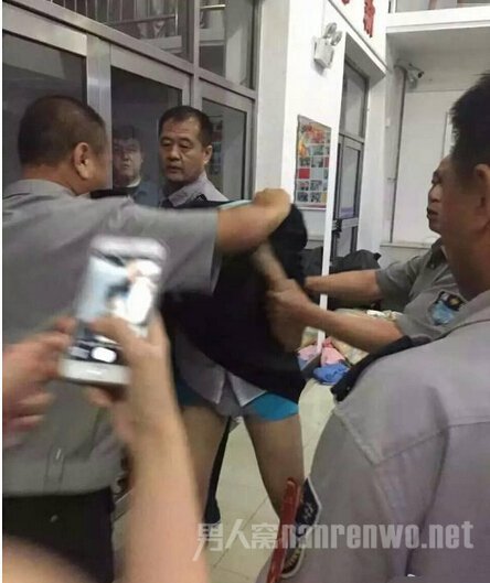 男子戴假发穿学士服夜闯女寝
