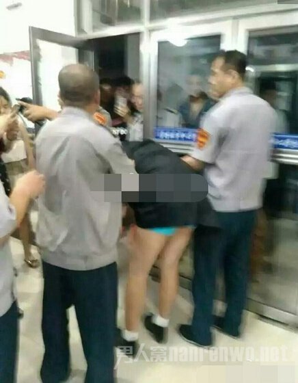 学士服内只穿内裤