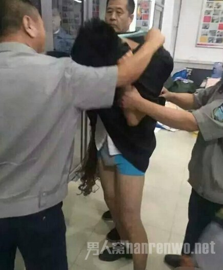 衣服里只穿内裤