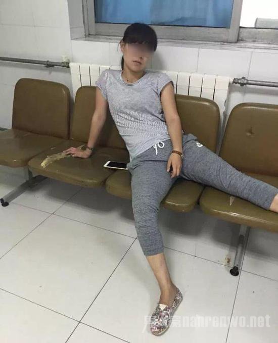 女商贩称腿受伤无法行走，前往医院要求住院治疗