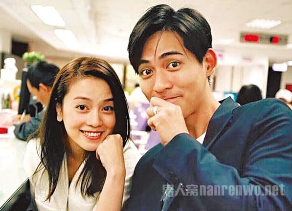 周瑜民晒出两人婚戒