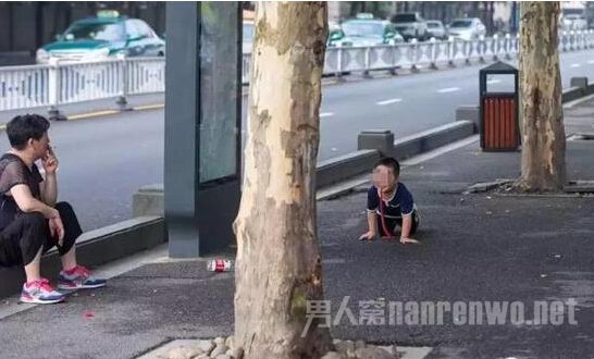 杭州一大妈坐马路边抽烟