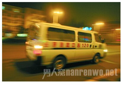 4名急救人员拒抬81岁老人:抬不动