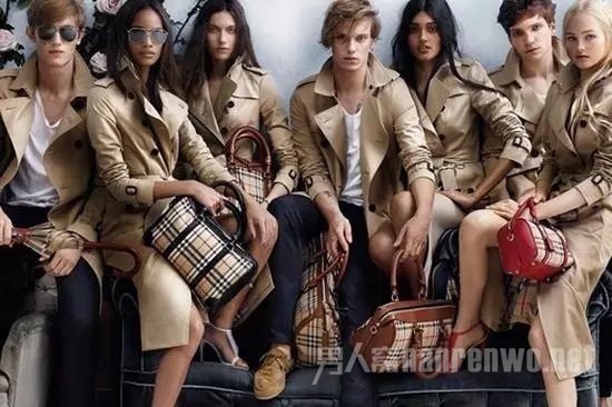 Burberry经典的格子风衣