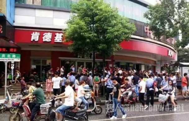 大妈包围肯德基抗议现场
