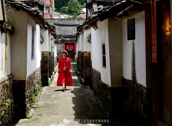 走在小巷中