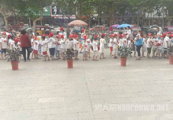 山东滕州小学生围堵肯德基