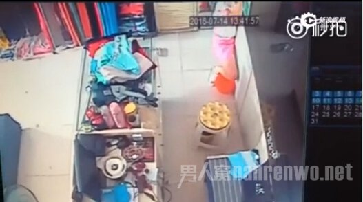 男子假意试衣服拖女店员欲行不轨