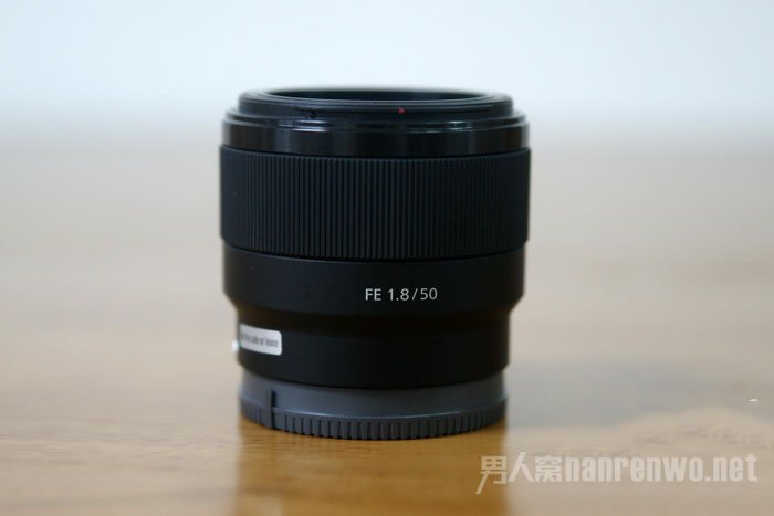 索尼FE 50mm F1.8镜头体积非常轻巧，适合挂机