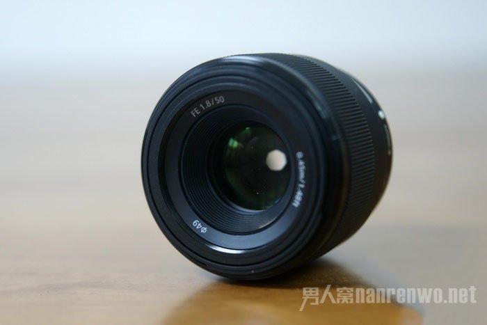 滤镜口径仅为49mm，最近对焦距离则为45cm，与同级别产品大致相仿，7片光圈叶片有些偏少