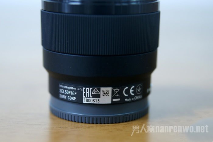 产品铭牌粘贴于镜头后部下方，产地为中国大陆