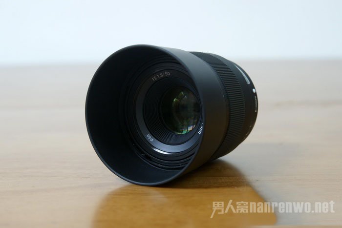 索尼FE 50mm F1.8镜头产品标配圆筒型遮光罩
