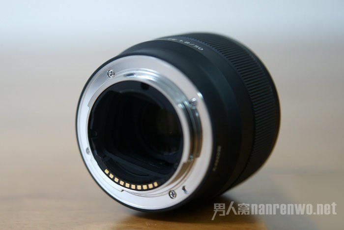 索尼FE 50mm F1.8采用金属卡口，显得更加高端，而且还经久耐用