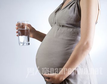 南京妇坐地铁喝水被开罚单