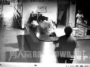 监控显示医生护士正玩手机说笑
