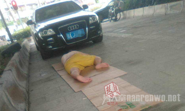11岁女童躺高架桥下