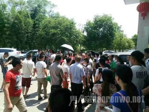 女导游制止男游客插队遭暴打住院