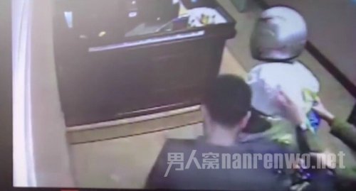 男子审讯室戴头盔死亡