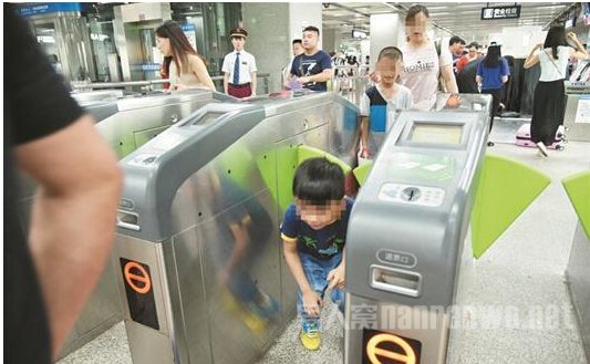 六旬老人带小孩逃票