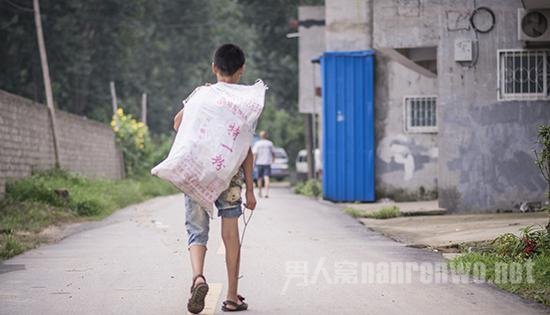 男孩高温拾荒