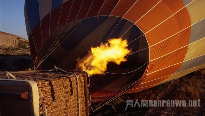 载16人热气球着火