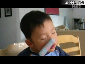 哈哈~小伙子境界了~边睡边吃