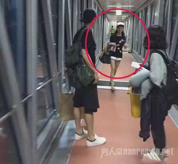 胡歌机场汇合神秘女