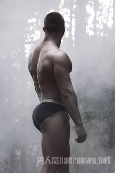 肌肉男