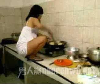 瞧我媳妇儿给我做饭这阵势，看来今晚有好吃的了