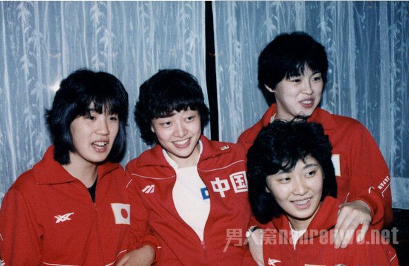 杨希(左二)
