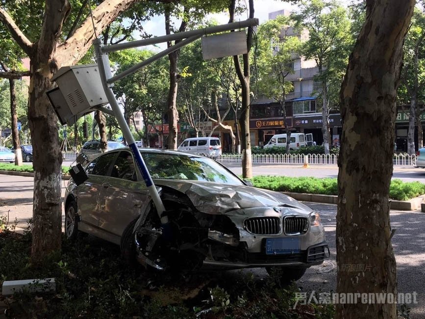 Ů˾��ײ�����ֳ�