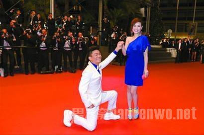 王宝强单膝下跪马蓉