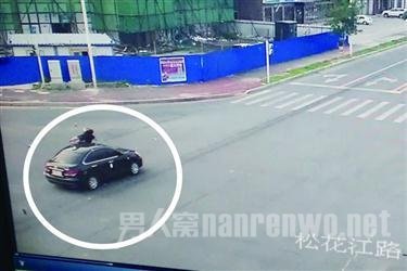 女子被撞飞到车顶