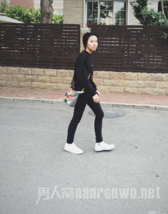 窦靖童也背着该款包，很少女心