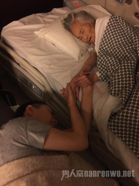 宋丹丹和生命垂危母亲牵手