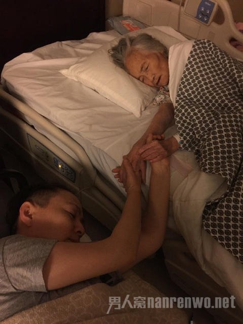 宋丹丹母亲牵手
