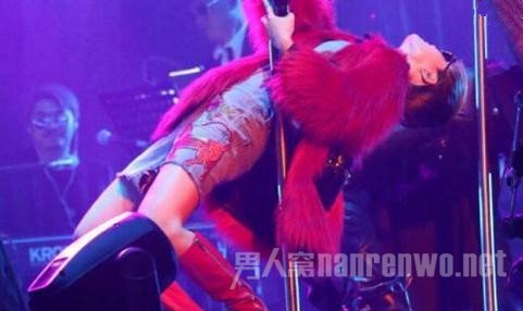 李宇春演唱会跳钢管舞 比男人还会撩妹的春哥:春哥 李宇春