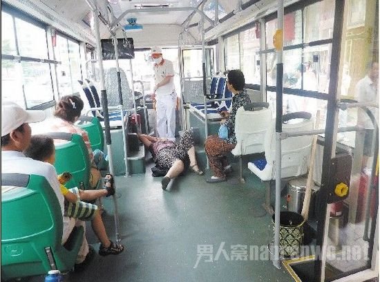 急刹车致女子摔倒