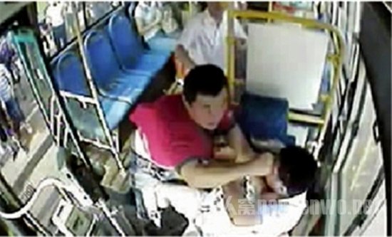 公交车上打人